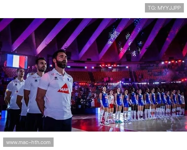 波超超级杯决赛现场气氛火爆，国家队主帅格尔比奇亲临观战